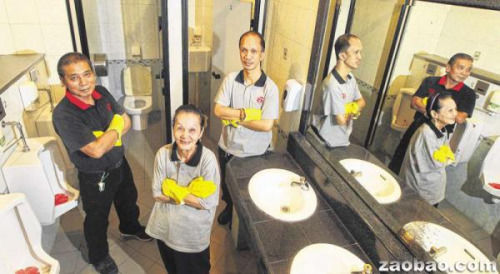 新加坡华人厕所清洁工：用汗水换公厕干净