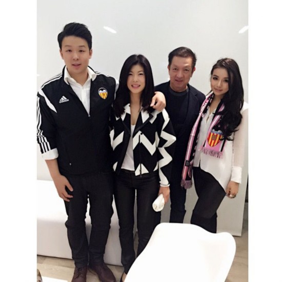 西甲老板林荣福美艳女儿爆红 撞脸baby(1/14)