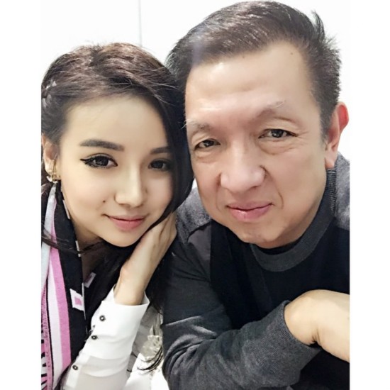 西甲老板林荣福美艳女儿爆红 撞脸baby(1/14)