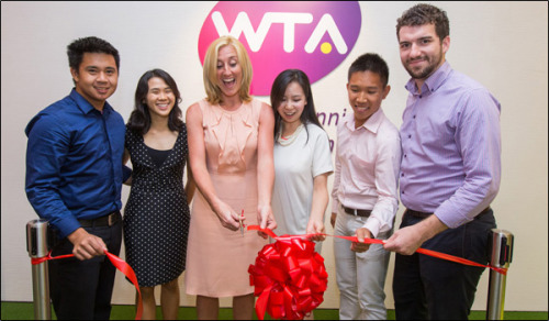 WTA亚太区副总裁兼WTA年终总决赛赛事总监梅丽莎-派恩女士为办公室开张剪彩。图片来源：WTA中文官网。