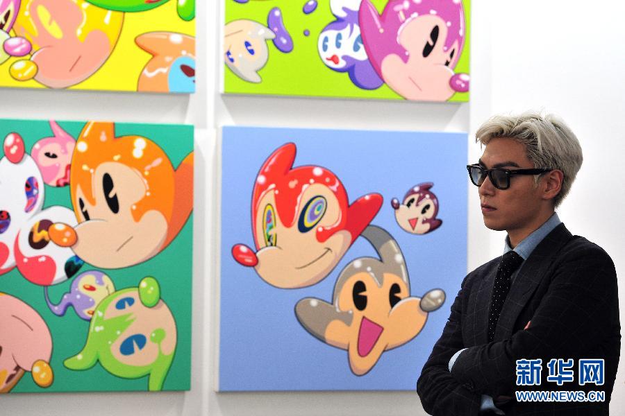 （国际）韩国歌手T.O.P.出席&ldquo;艺术登陆新加坡&rdquo;预展