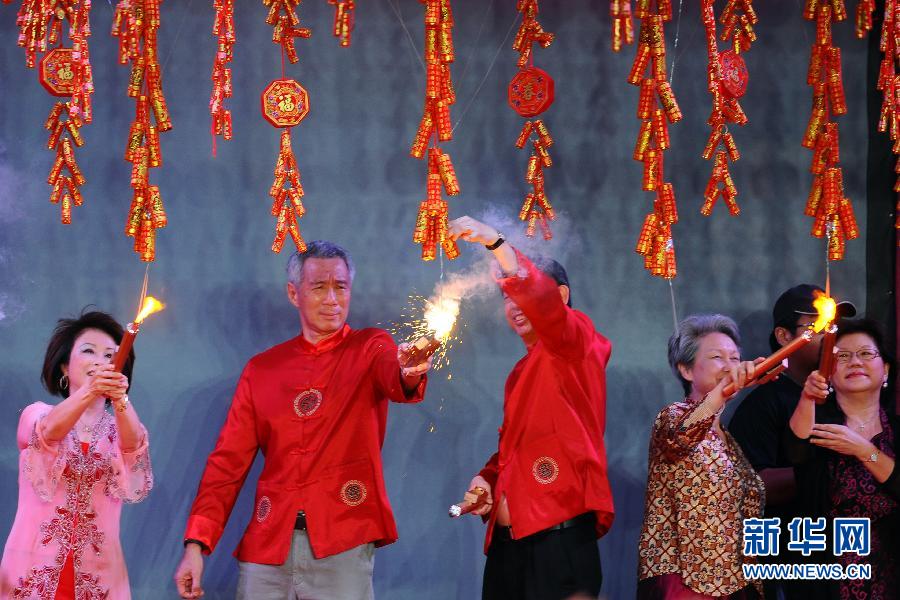 （XHDW）新加坡牛车水举行庆祝农历新年亮灯仪式