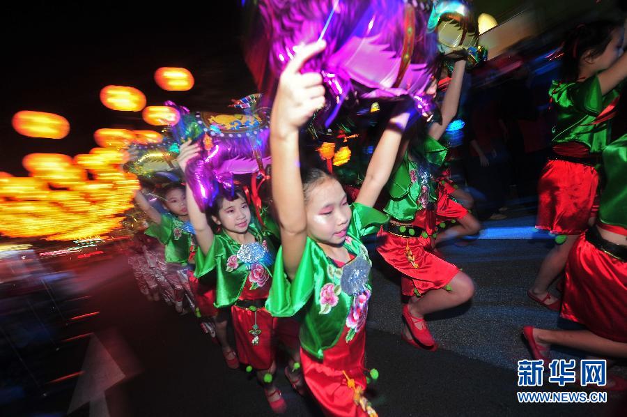 （XHDW）（4）新加坡牛车水举行庆祝农历新年亮灯仪式