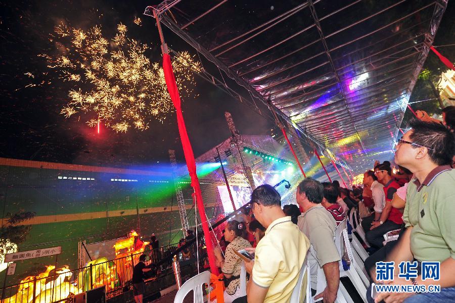 （XHDW）（8）新加坡牛车水举行庆祝农历新年亮灯仪式