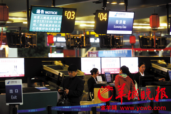 白云机场临时关闭,机场的信息屏幕显示着通告