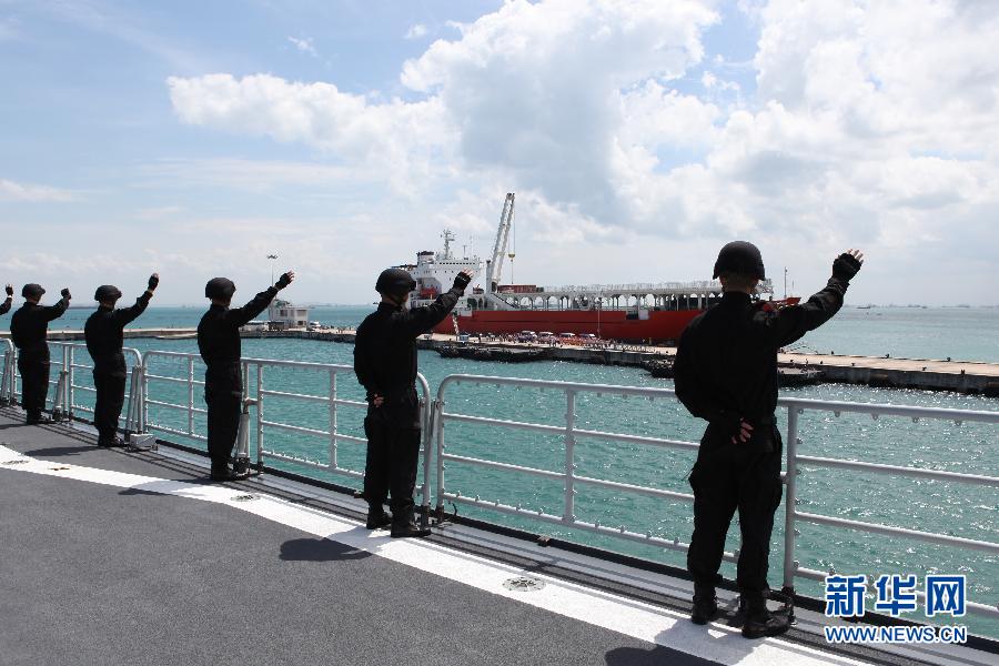 （国际）（1）中国海军第十八批护航编队停靠新加坡
