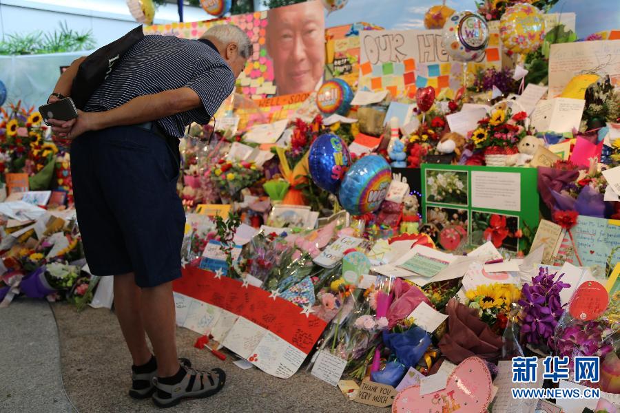 （国际）（2）民众前往新加坡中央医院悼念李光耀