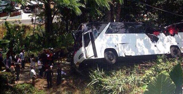 泰国南部旅游胜地普吉岛25日发生旅游客车坠崖事故，事故造成3名中国游客死亡。