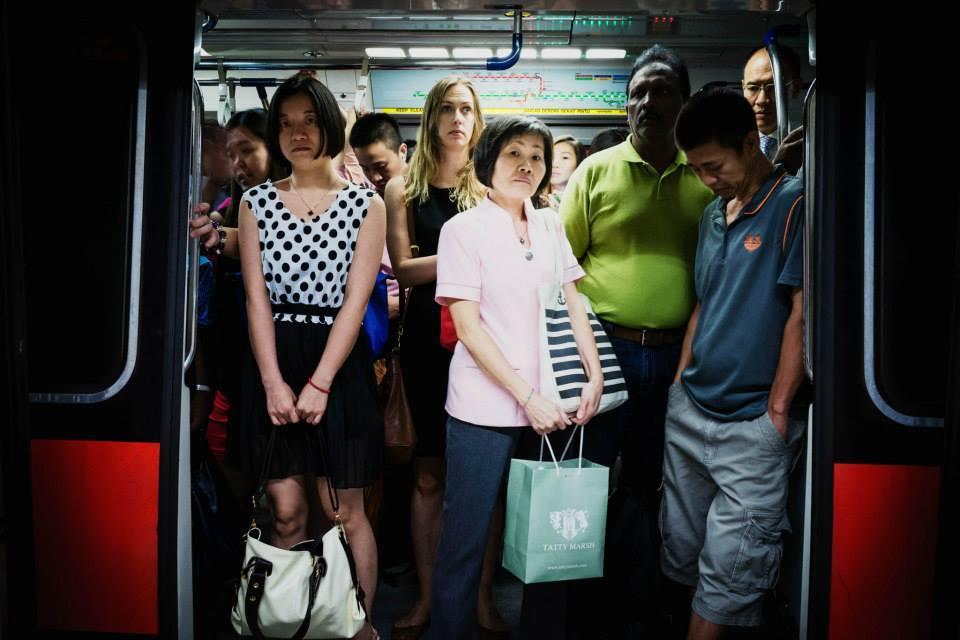 组图：国际都市的注脚 新加坡地铁高峰期众生相