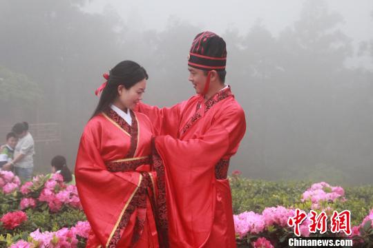 18对新人玩穿越浙江天台山上演汉婚大典