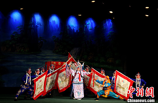 浙江婺剧团应邀庆祝新加坡独立50周年 演出受