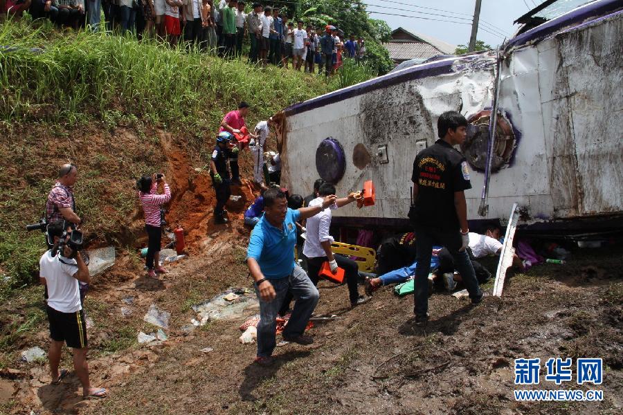 （国际）（2）泰国普吉大巴翻车致17名中国游客受伤