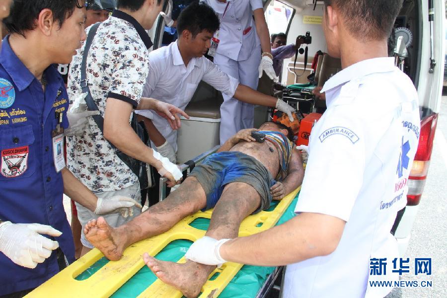 （国际）（3）泰国普吉大巴翻车致17名中国游客受伤