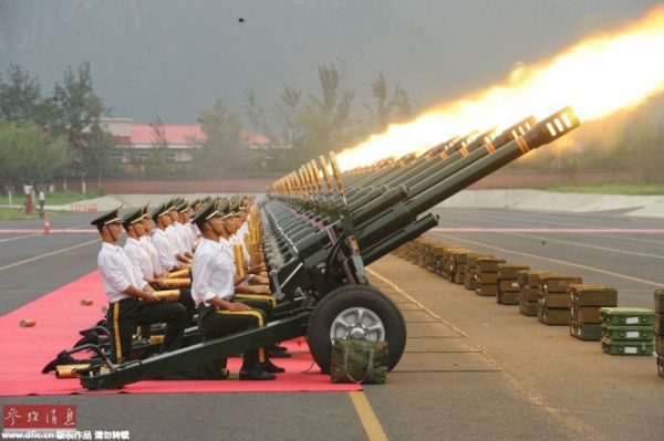 2015年8月3日，北京，探访武警礼炮中队的训练、演练基地，感受庆典礼炮的练习、演习过程。9月3日，纪念中国人民抗日战争暨世界反法西斯战争胜利70周年阅兵式，将在北京天安门广场盛大举行，阅兵式上所用的72门礼炮全部由中国兵器一机集团山西北方机械制造有限责任公司生产制造，其中12门为迎宾礼炮，60门为庆典礼炮（其中4门为备用礼炮）。