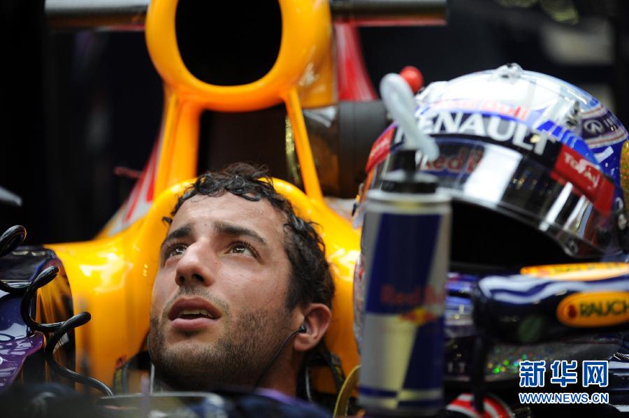 （体育）（2）F1赛车&mdash;&mdash;新加坡站：新加坡夜间大奖赛赛况