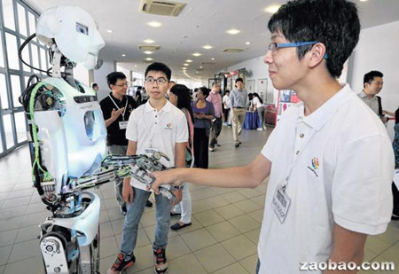 新加坡师生研发全自动社交机器人会说中英双语