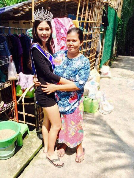 泰国17岁少女选美夺冠 跪谢拾荒母亲(图)