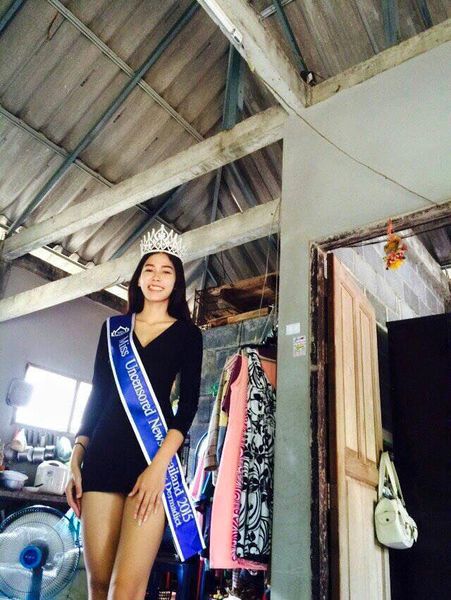 泰国17岁少女选美夺冠 跪谢拾荒母亲(图)
