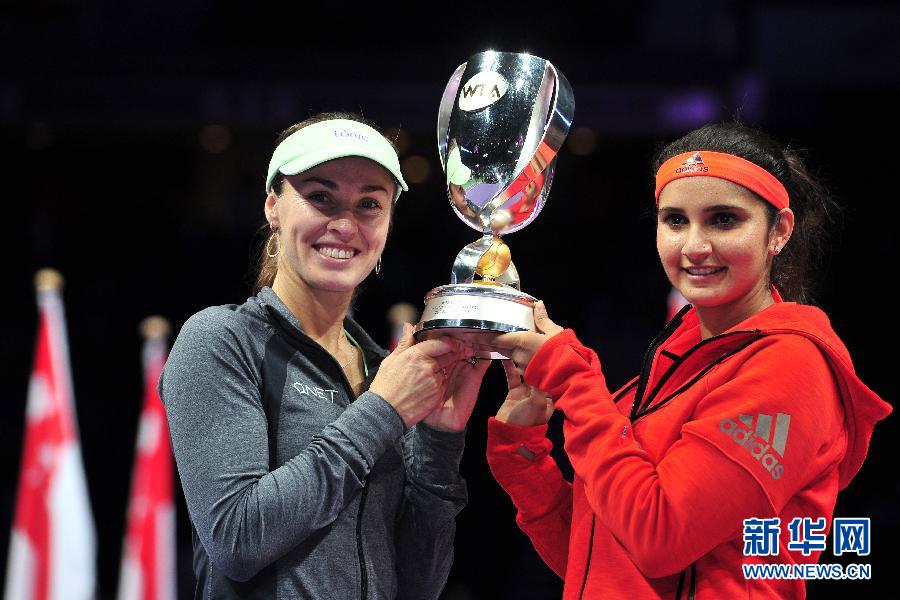 （体育）（1）网球&mdash;&mdash;WTA年终总决赛：辛吉斯/米尔扎双打夺冠