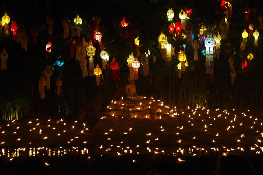 泰国水灯节：万灯齐亮点明夜空