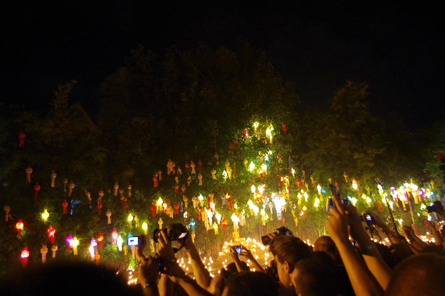 泰国水灯节：万灯齐亮点明夜空