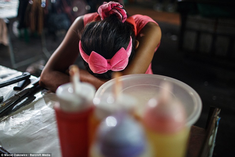 纪实曼谷夜生活：沿街售卖廉价啤酒和笑气