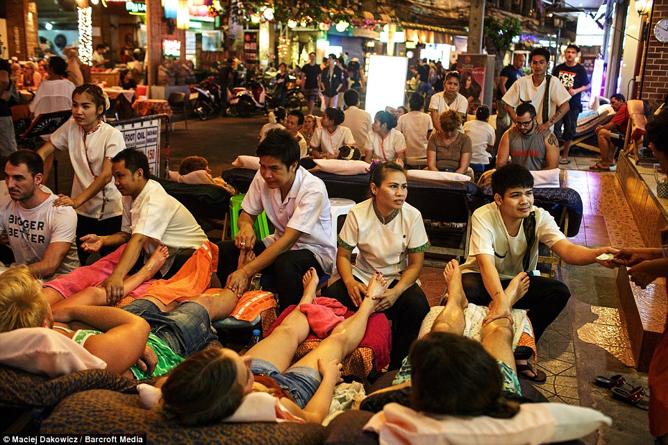 纪实曼谷夜生活：沿街售卖廉价啤酒和笑气