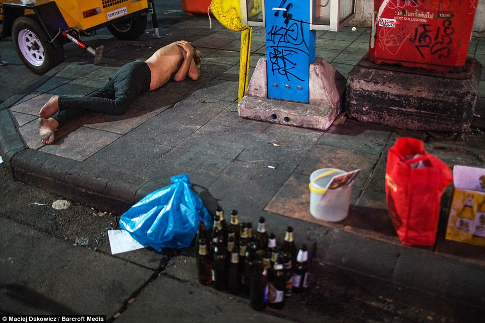 纪实曼谷夜生活：沿街售卖廉价啤酒和笑气