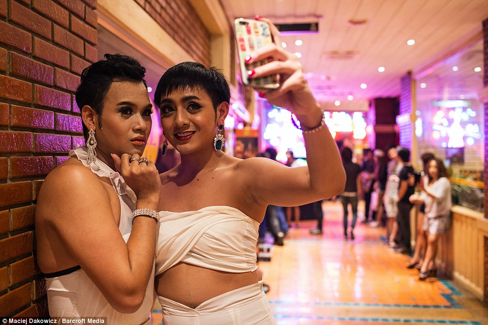 纪实曼谷夜生活：沿街售卖廉价啤酒和笑气