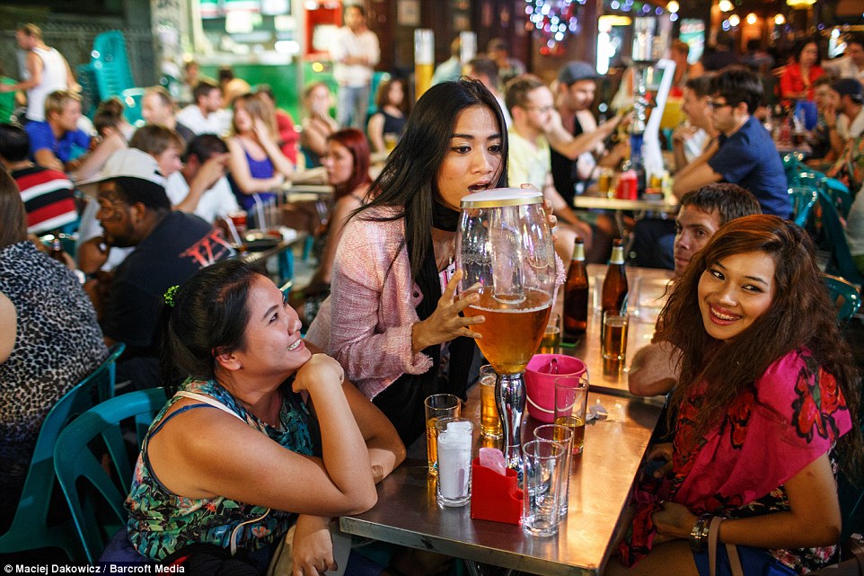 纪实曼谷夜生活：沿街售卖廉价啤酒和笑气