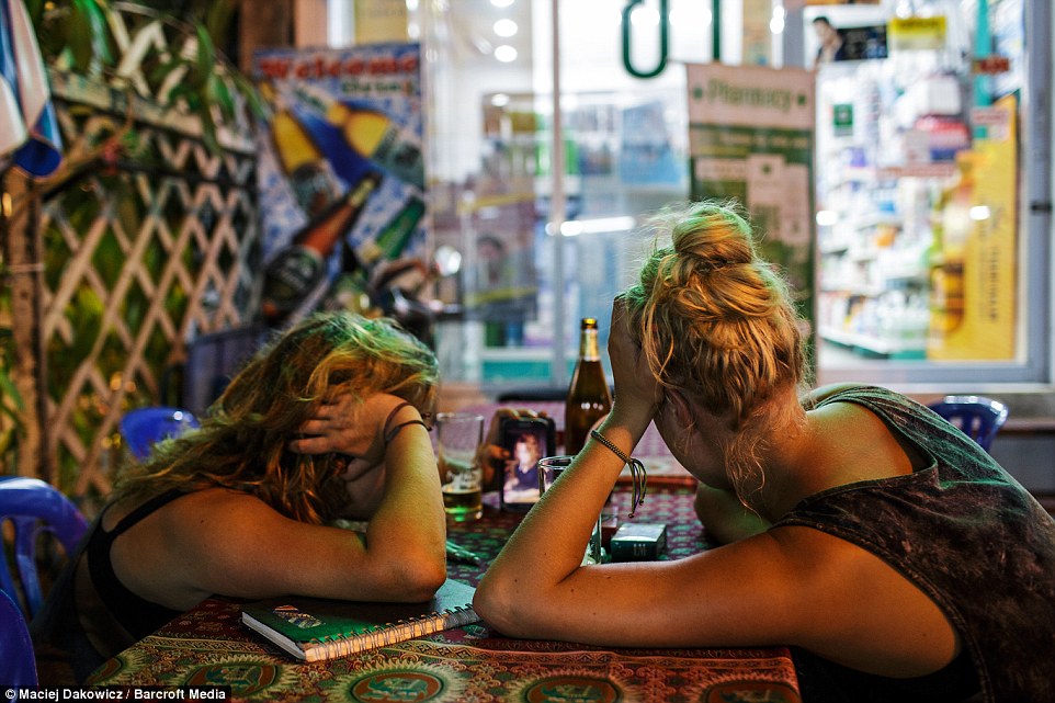 纪实曼谷夜生活：沿街售卖廉价啤酒和笑气