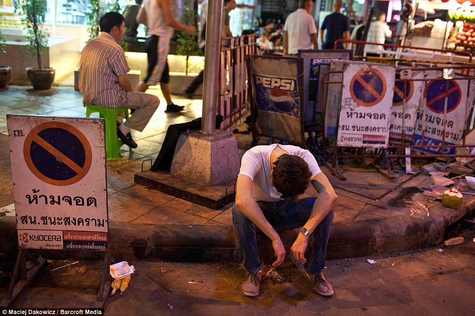 纪实曼谷夜生活：沿街售卖廉价啤酒和笑气