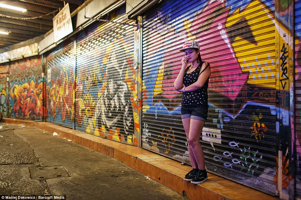 纪实曼谷夜生活：沿街售卖廉价啤酒和笑气