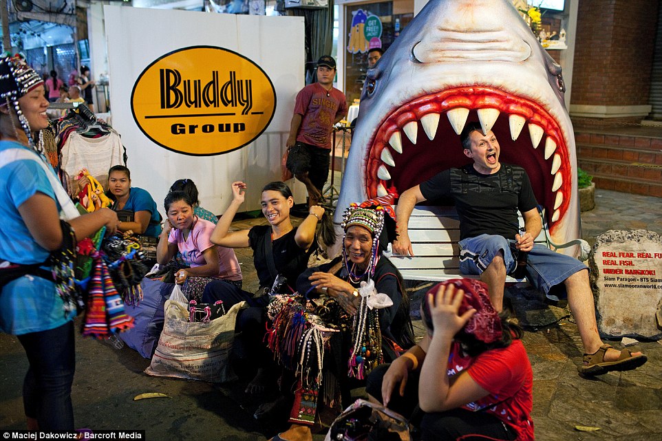 纪实曼谷夜生活：沿街售卖廉价啤酒和笑气