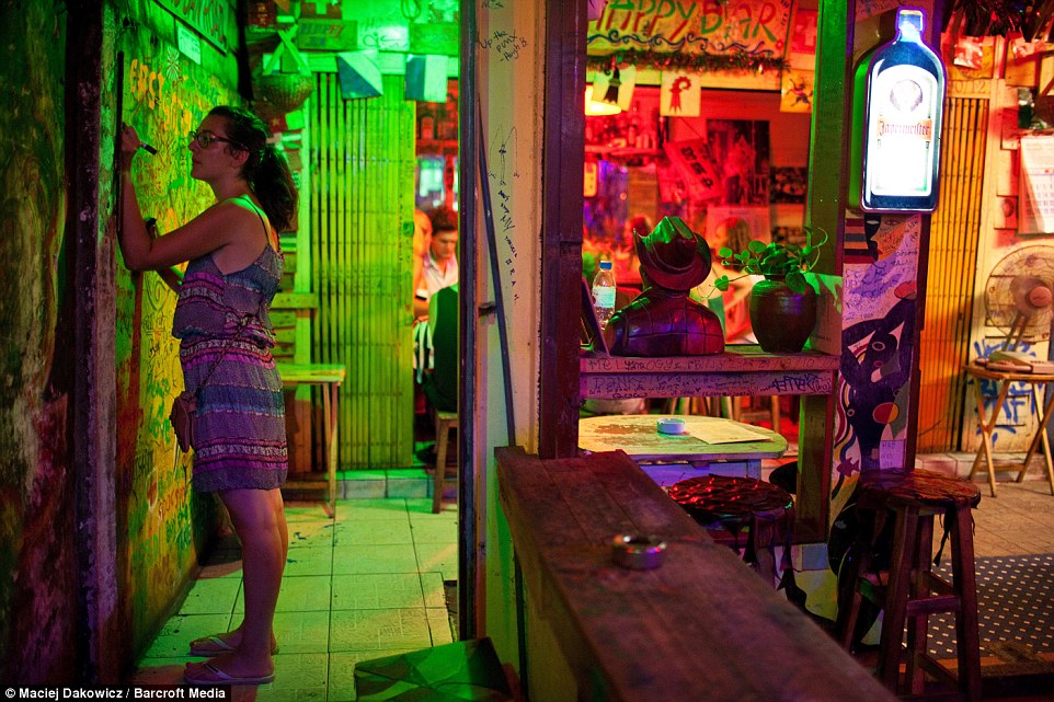 纪实曼谷夜生活：沿街售卖廉价啤酒和笑气