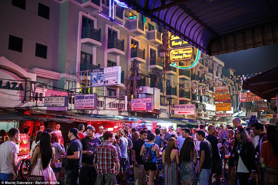 纪实曼谷夜生活：沿街售卖廉价啤酒和笑气