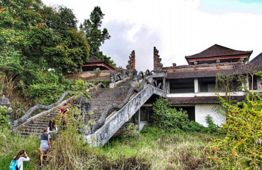 巴厘岛幽灵酒店荒废10年 称有工人冤魂