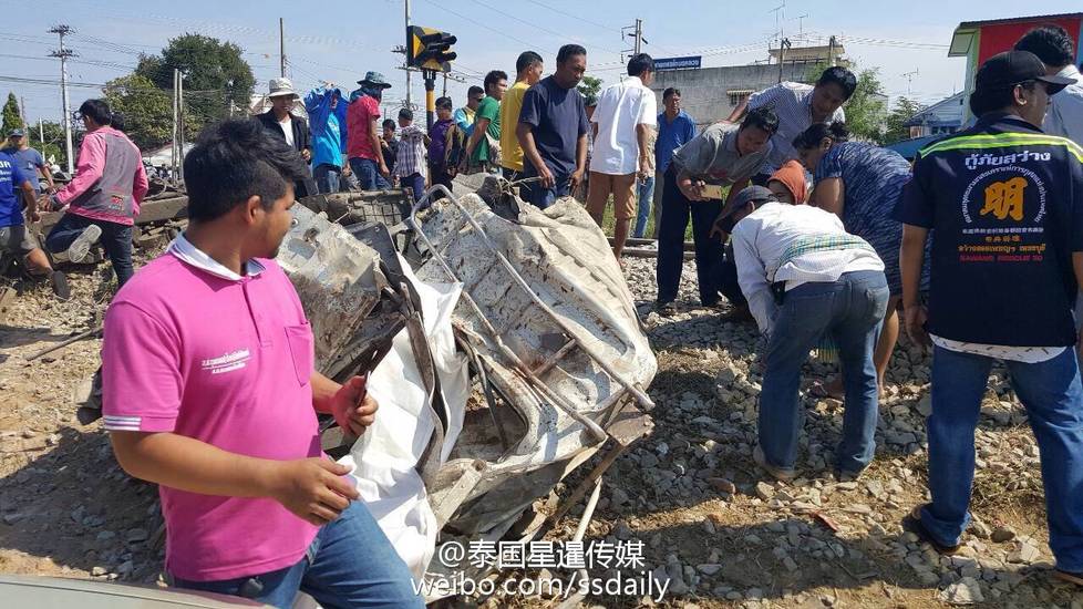 泰国火车撞上运牛车致5人死亡