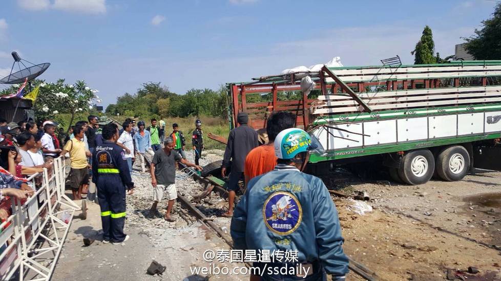 泰国火车撞上运牛车致5人死亡