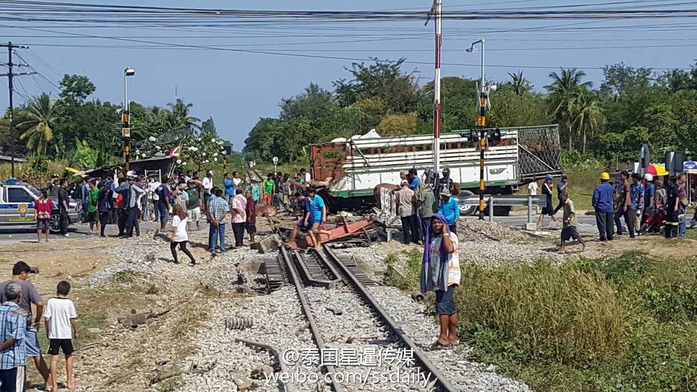 泰国火车撞上运牛车致5人死亡