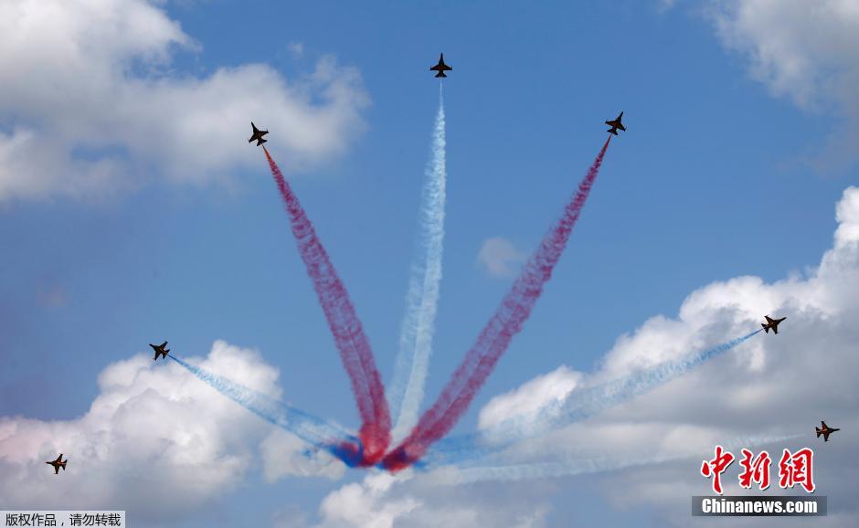 新加坡航展特技飞行表演炫目 观众如痴如醉