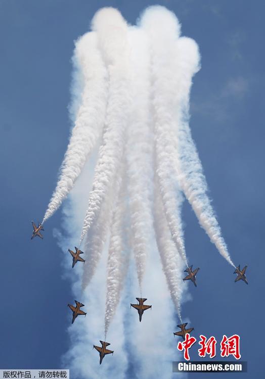 新加坡航展特技飞行表演炫目 观众如痴如醉