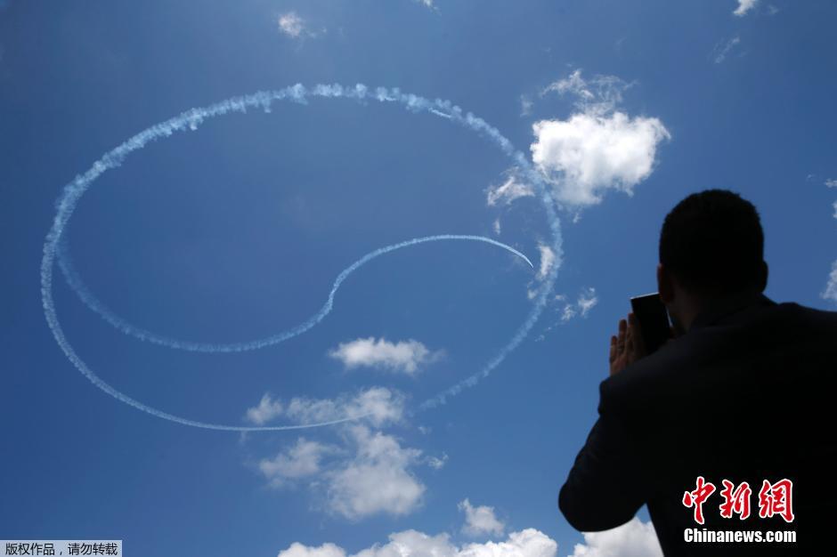 新加坡航展特技飞行表演炫目 观众如痴如醉