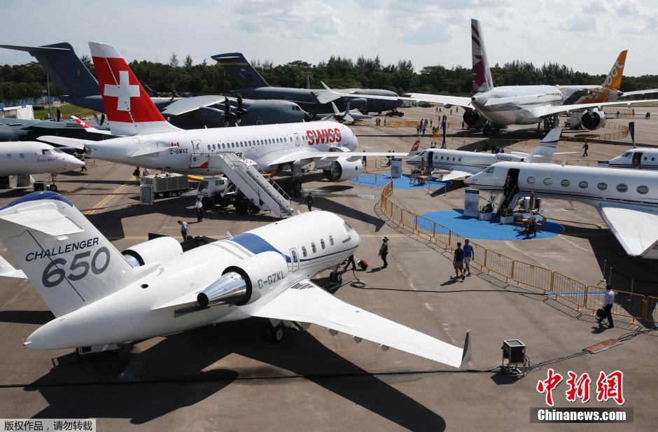 新加坡航展特技飞行表演炫目 观众如痴如醉