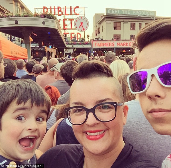 美国单身母亲花7000美元办婚礼 埃菲尔铁塔下&ldquo;嫁给自己&rdquo;