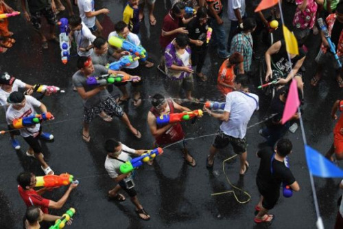 曼谷市中心，许多人纷纷穿着雨衣并带上水枪等&ldquo;装备&rdquo;，打起水战来。
