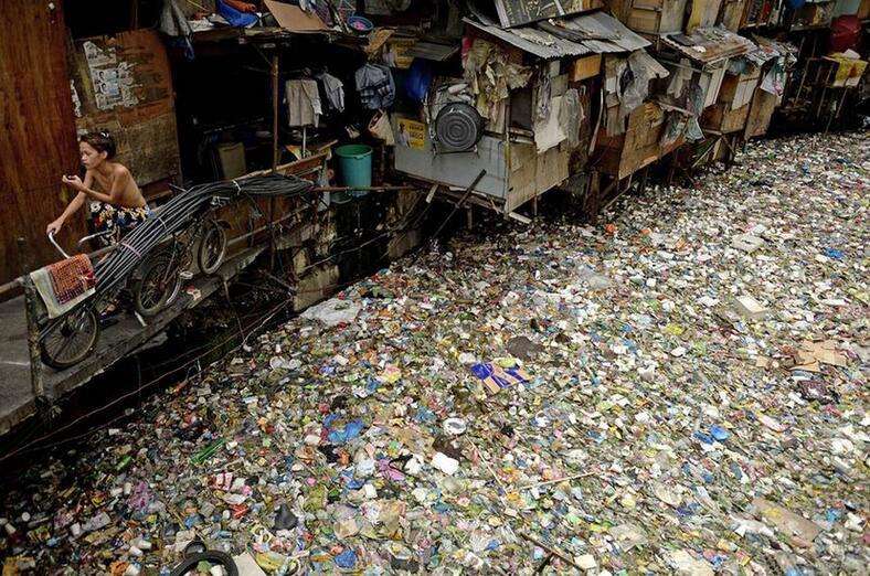 菲律宾首都&ldquo;垃圾河&rdquo;触目惊心 紧挨贫民窟(图)