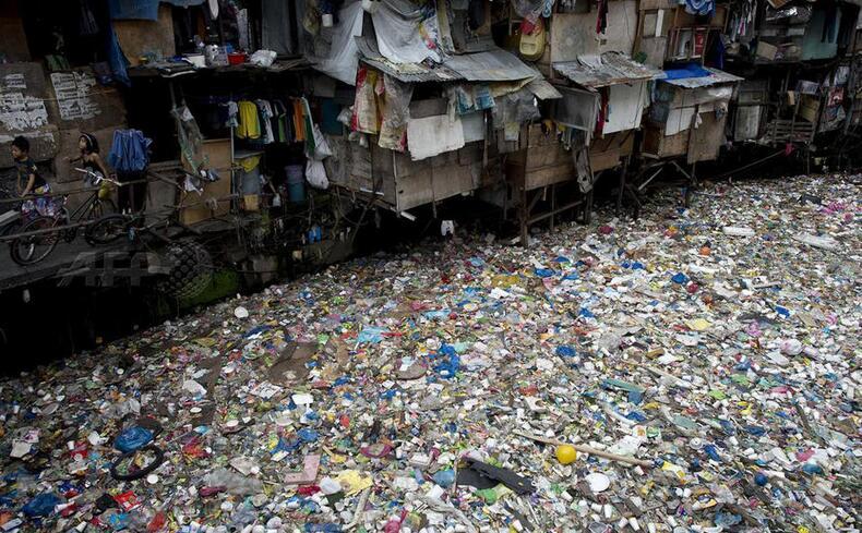 菲律宾首都&ldquo;垃圾河&rdquo;触目惊心 紧挨贫民窟(图)