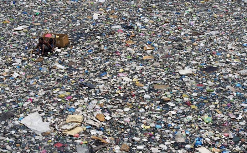 菲律宾首都&ldquo;垃圾河&rdquo;触目惊心 紧挨贫民窟(图)