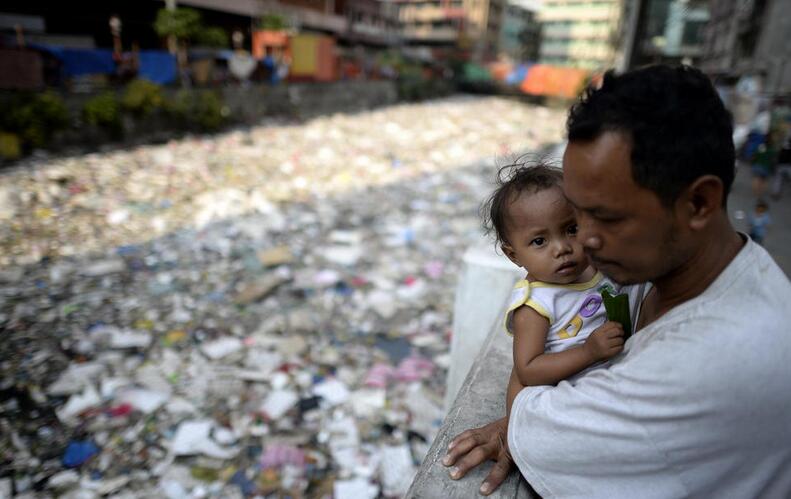 菲律宾首都&ldquo;垃圾河&rdquo;触目惊心 紧挨贫民窟(图)